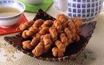 美味麻花摆于古朴盘中