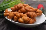 美味麻花摆于白盘之中