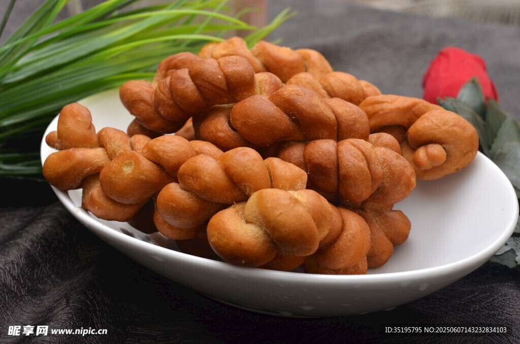 美味麻花摆于白盘之中