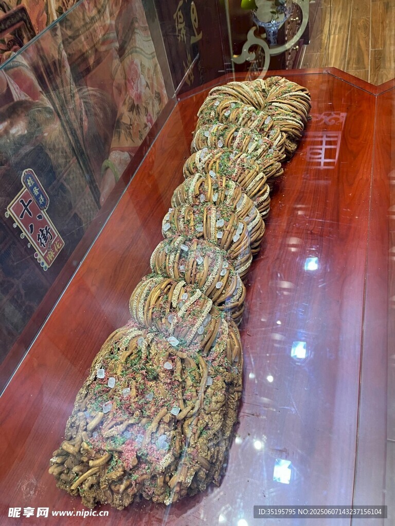 精美木雕龙形摆件展示