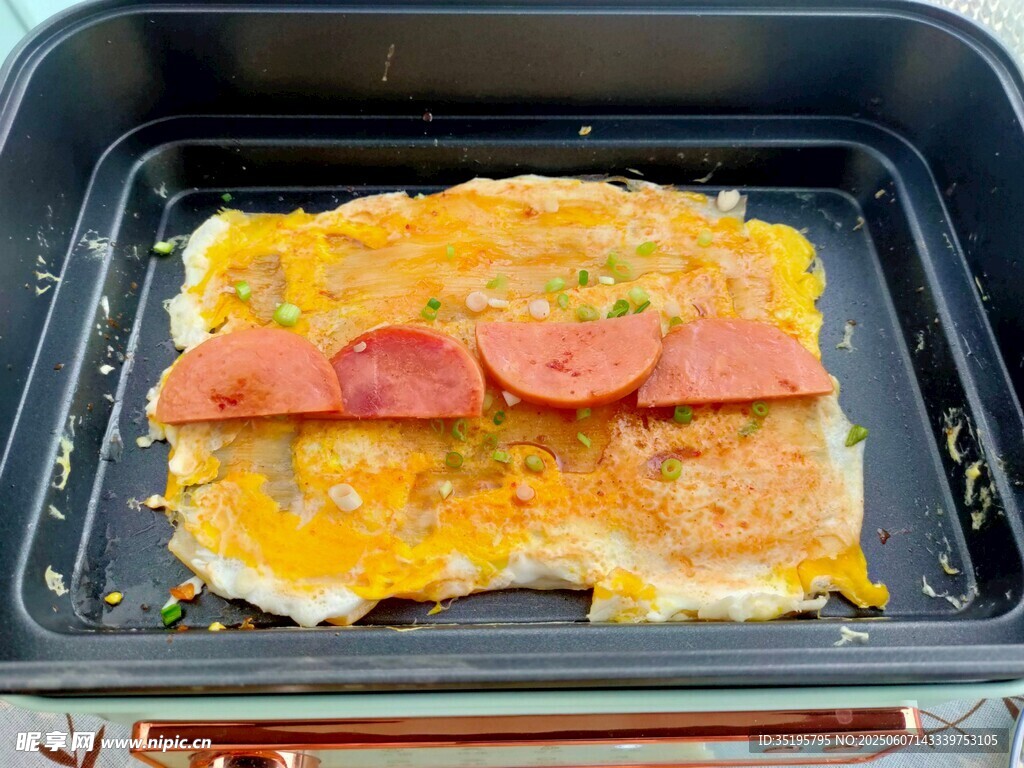 烤盘上的美味火腿芝士饼