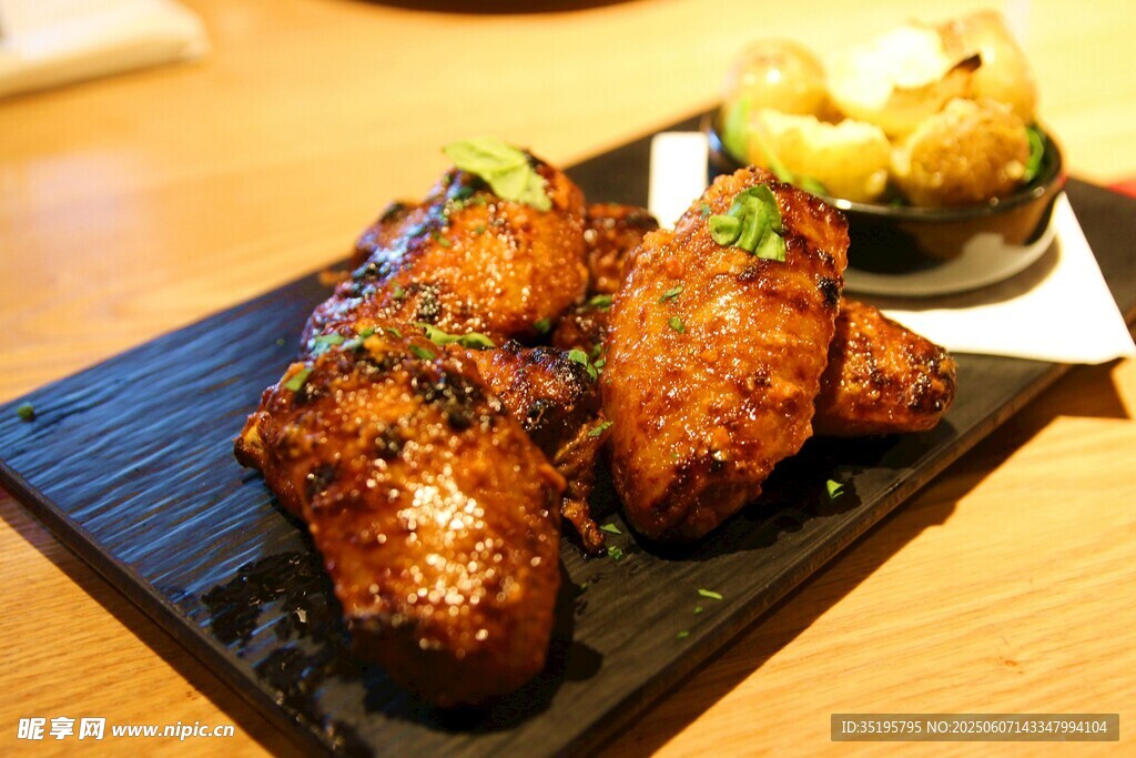 香烤鸡翅配小食