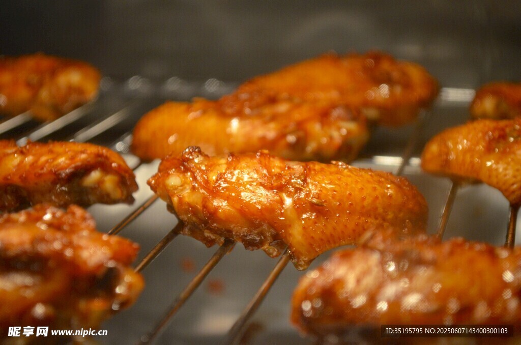 烤箱中烤制的美味鸡翅