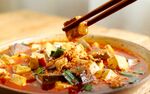 美味麻婆豆腐被筷子夹起