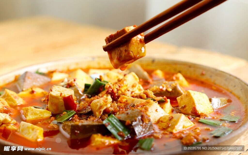 美味麻婆豆腐被筷子夹起