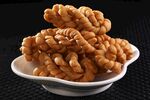 美味麻花摆放在白瓷碗中