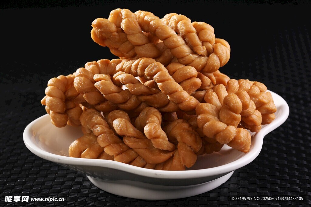 美味麻花摆放在白瓷碗中