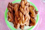 美味麻花摆放在绿色碗中