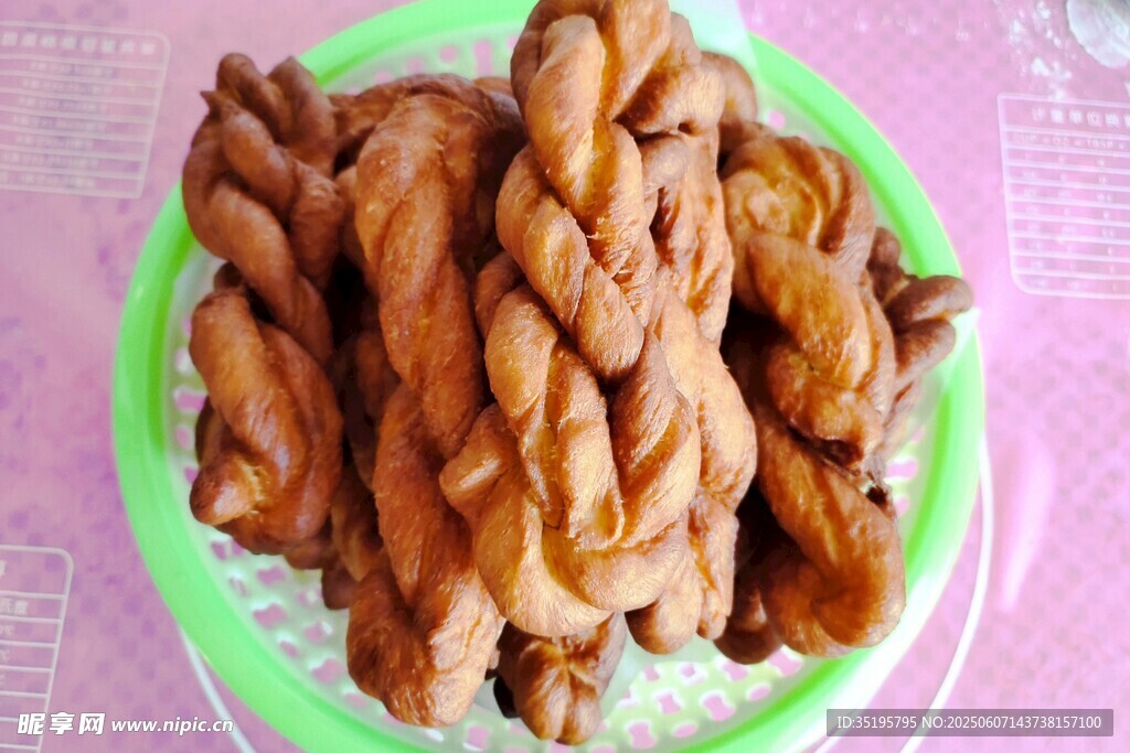 美味麻花摆放在绿色碗中