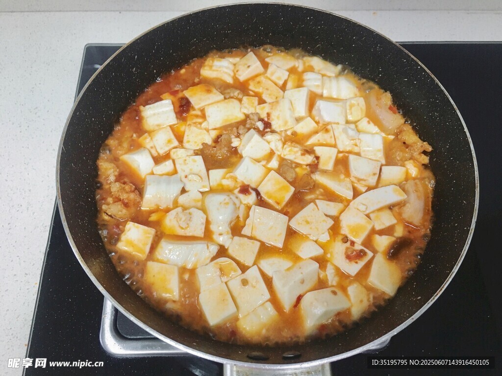 锅中烹饪的美味豆腐料理