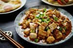 美味宫保鸡丁摆于盘中