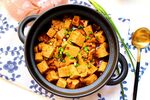 美味豆腐煲诱人上桌