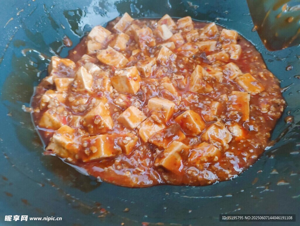 锅中烹饪的美味豆腐块