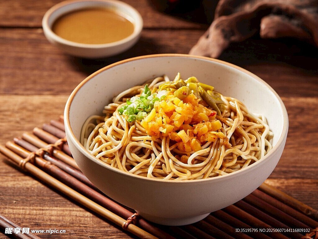 美味拌面配特色酱料