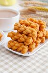 美味麻花摆放在白色盘中