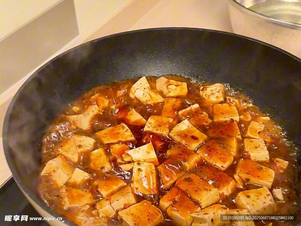 锅中烹饪的美味豆腐块