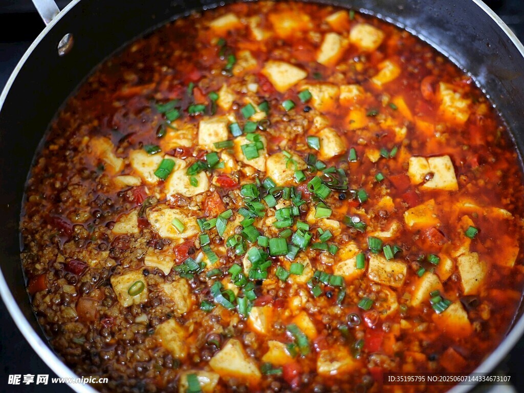 美味麻婆豆腐锅中呈现
