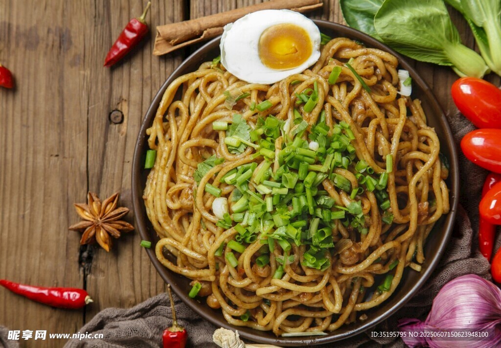 美味葱花拌面配鸡蛋香料