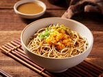 美味拌面配酱料诱人