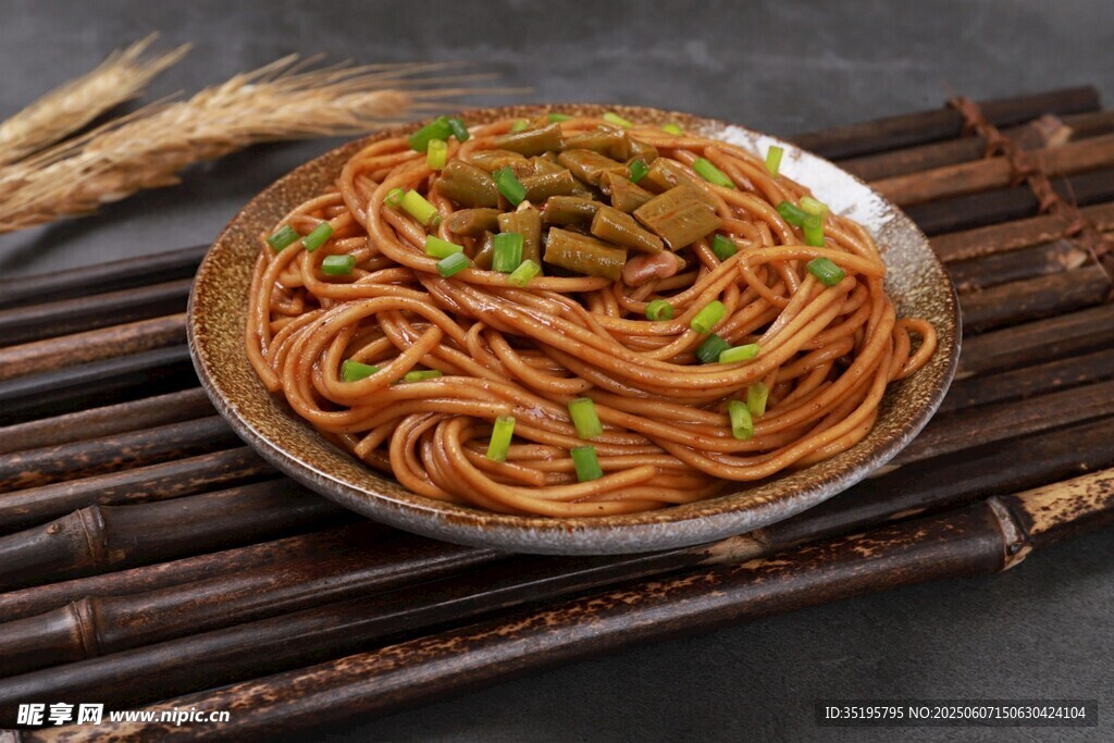 美味凉拌面摆于竹制背景