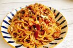 美味肉酱意面摆盘中