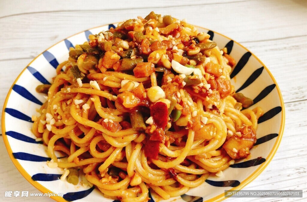 美味肉酱意面摆盘中