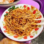 美味拌面筷子夹起瞬间