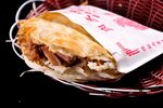 美味肉馅饼置于红篮中
