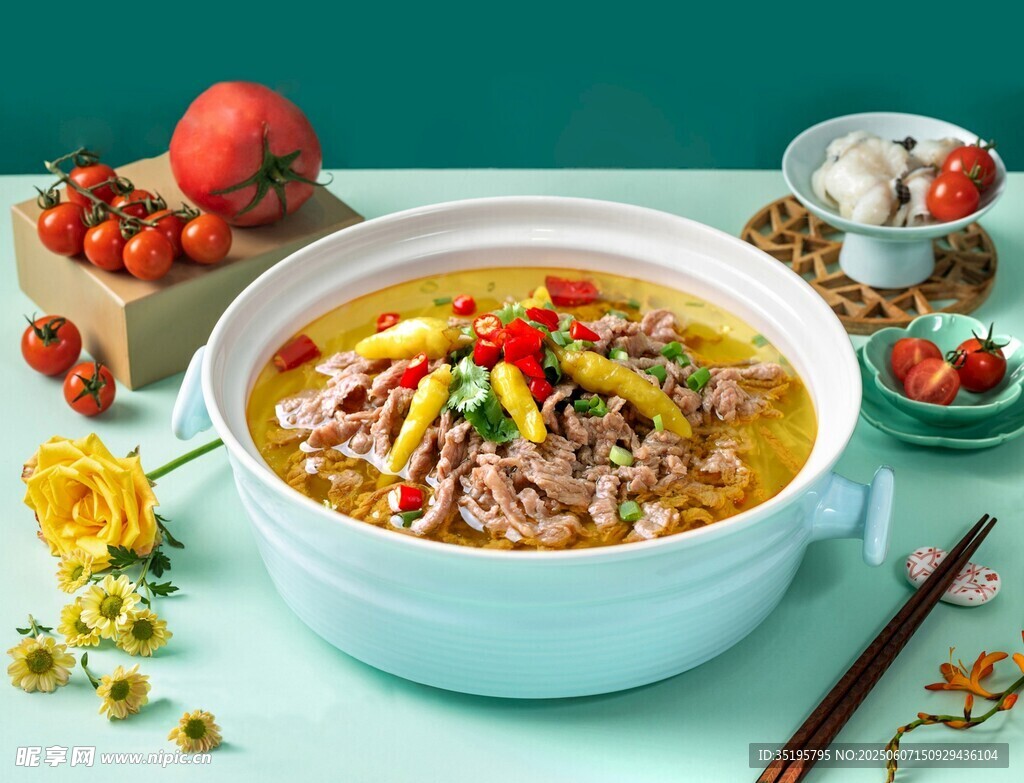 美味酸辣粉 丰富配料诱人
