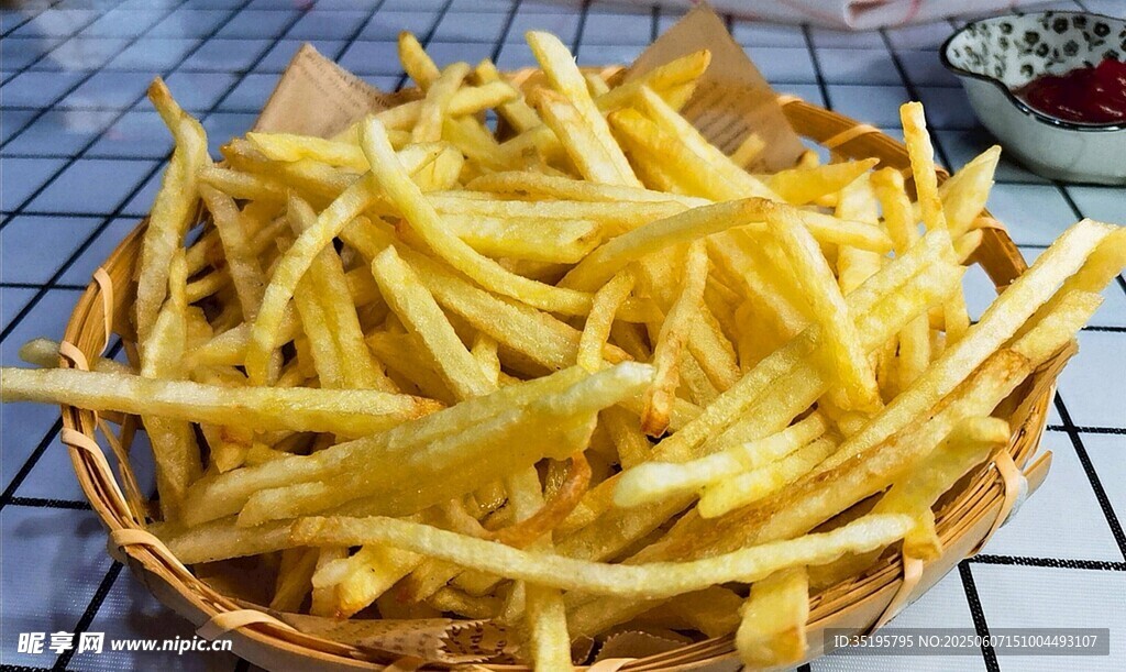 金黄酥脆美味炸薯条
