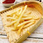 竹制托盘上的美味炸薯条