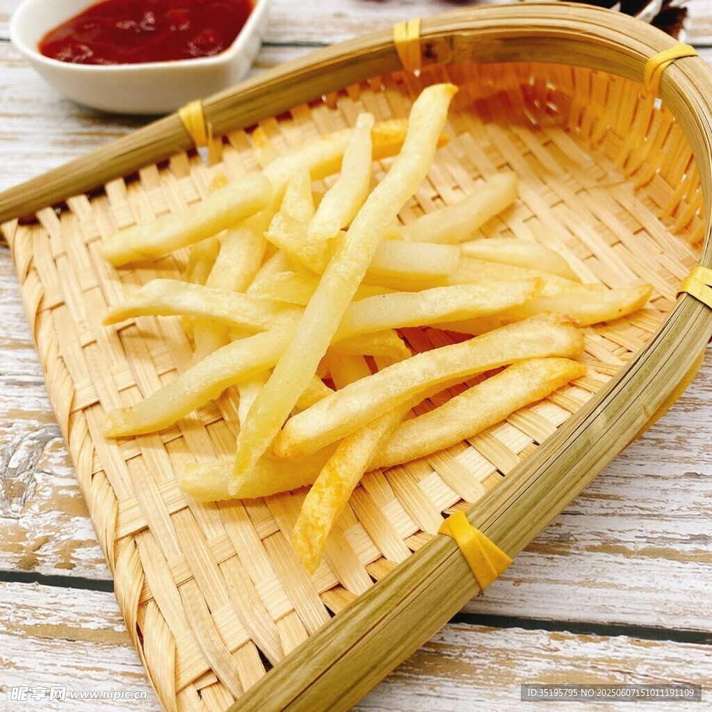 竹制托盘上的美味炸薯条