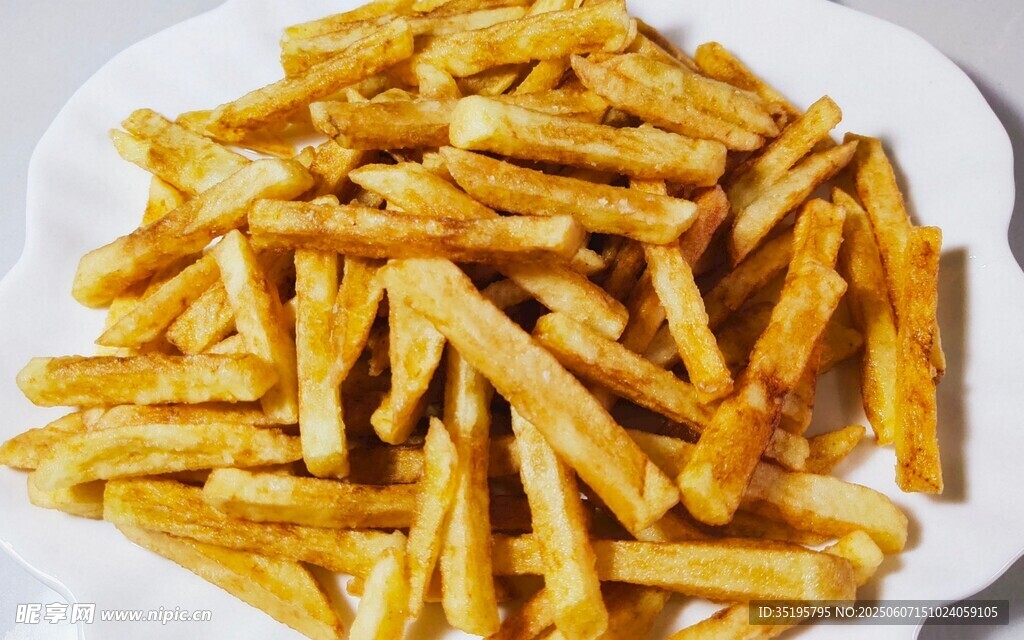金黄酥脆美味炸薯条