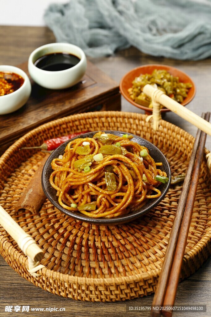 美味中式炒面摆放在竹盘上