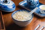 青花瓷碗中的美味米粥