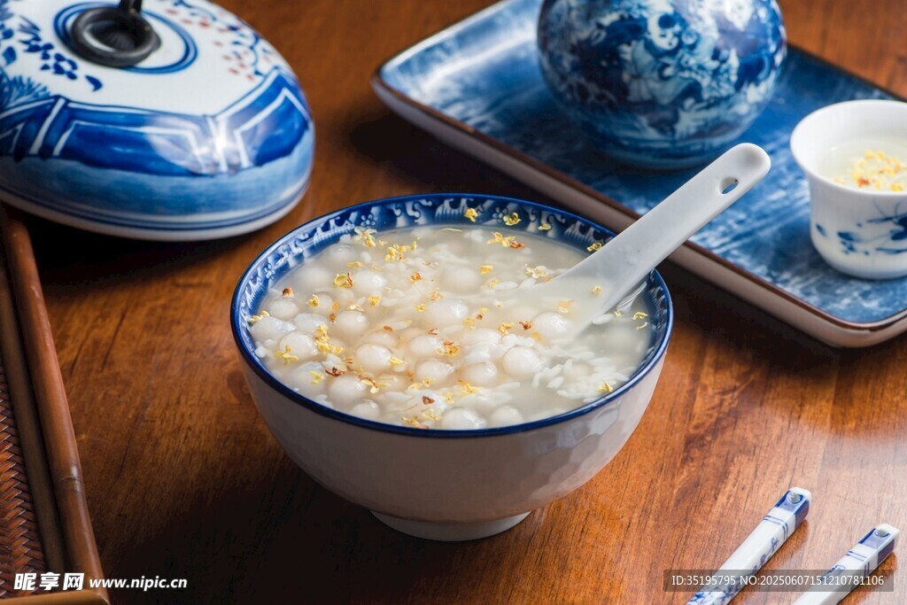 青花瓷碗中的美味米粥