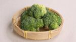 竹篮中的新鲜西兰花