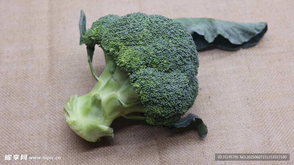 西兰花旁的刀