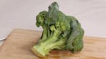 新鲜西兰花置于木砧板上