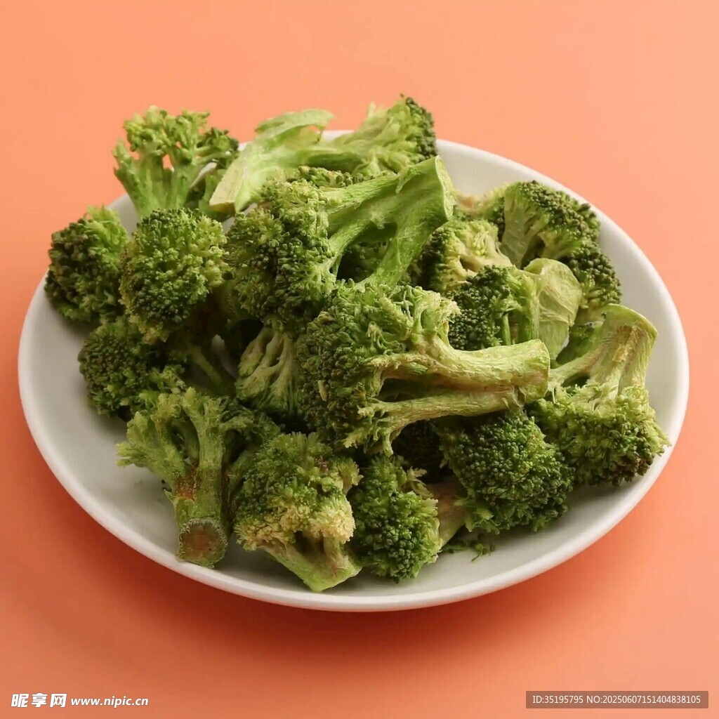 盘中鲜嫩西兰花