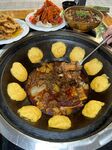 美味铁锅炖 周边贴满玉米饼