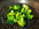 锅中烹饪的鲜嫩西兰花