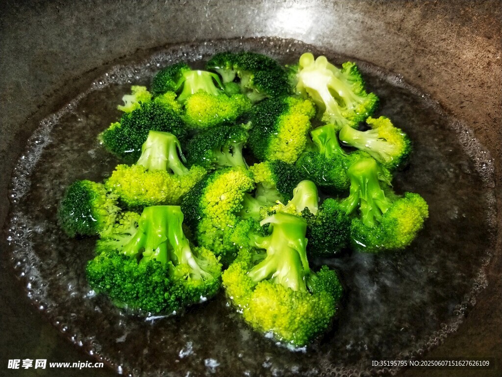 锅中烹饪的鲜嫩西兰花