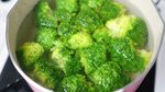 锅中煮着的鲜嫩西兰花