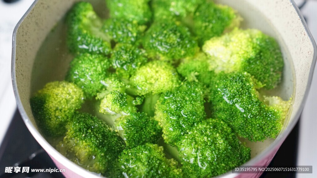 锅中煮着的鲜嫩西兰花