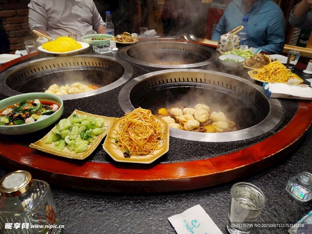 韩式火锅美食聚餐场景
