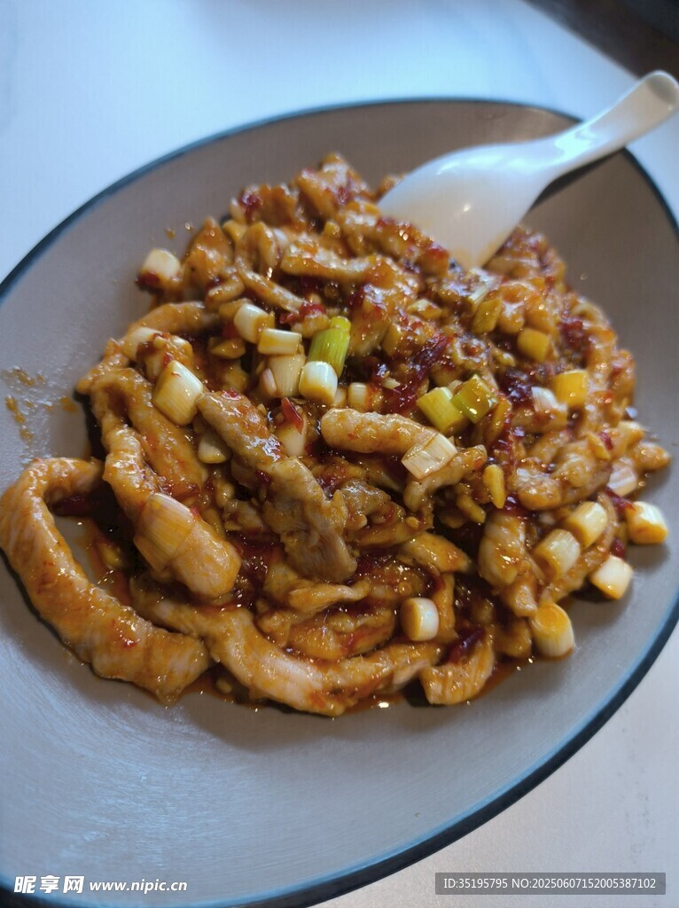 美味肉酱拌面诱人呈现