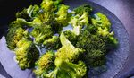 新鲜西兰花摆放在盘中