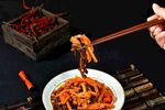 筷子夹起美味红油凉拌菜