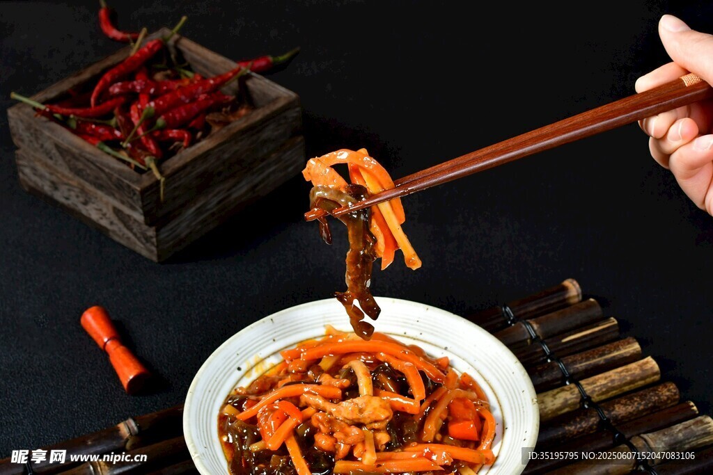 筷子夹起美味红油凉拌菜